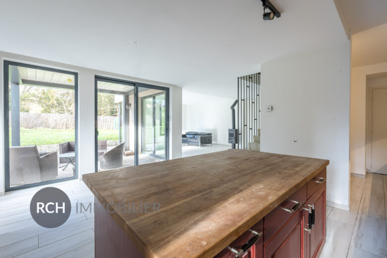 Photos du bien : Saint-Léger-en-Yvelines – Maison contemporaine familiale située au coeur du village avec commerces à pied