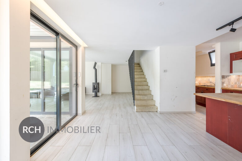 Photos du bien : Exclusivité – Saint-Léger-en-Yvelines – Maison contemporaine familiale située au coeur du village avec commerces à pied