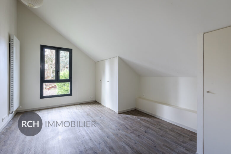 Photos du bien : Saint-Léger-en-Yvelines – Maison contemporaine familiale située au coeur du village avec commerces à pied