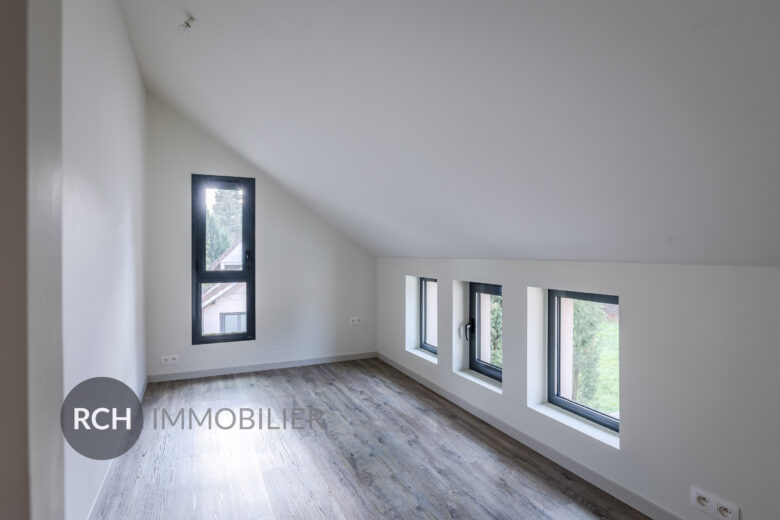 Photos du bien : Saint-Léger-en-Yvelines – Maison contemporaine familiale située au coeur du village avec commerces à pied