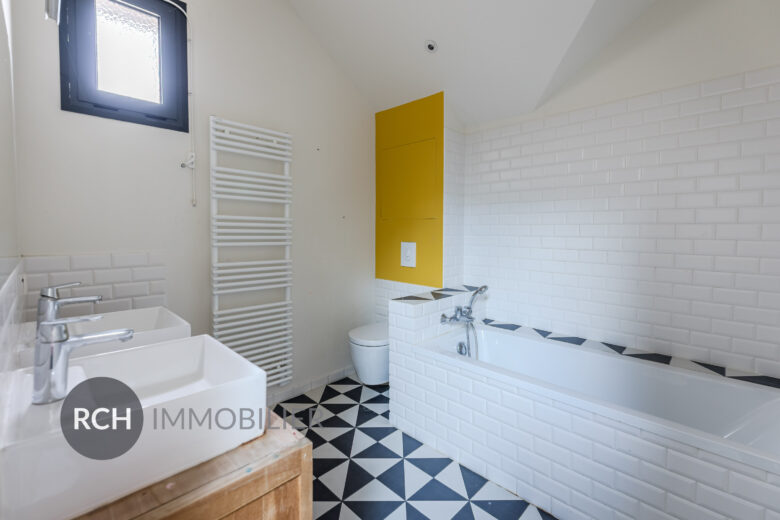 Photos du bien : Saint-Léger-en-Yvelines – Maison contemporaine familiale située au coeur du village avec commerces à pied