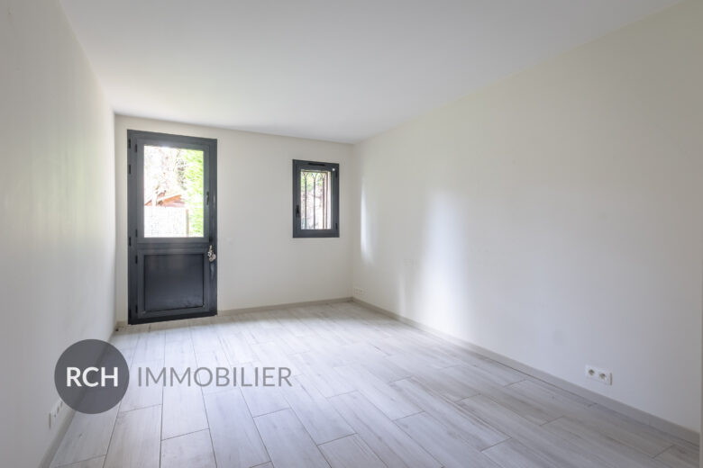 Photos du bien : Saint-Léger-en-Yvelines – Maison contemporaine familiale située au coeur du village avec commerces à pied