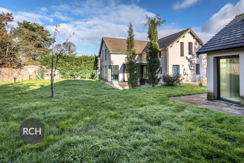 Photos du bien : Saint-Léger-en-Yvelines – Maison contemporaine familiale située au coeur du village avec commerces à pied