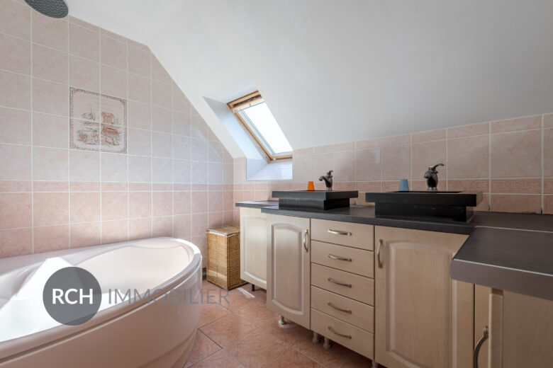 Photos du bien : Béhoust – Maison familiale sur joli terrain arboré entièrement clos