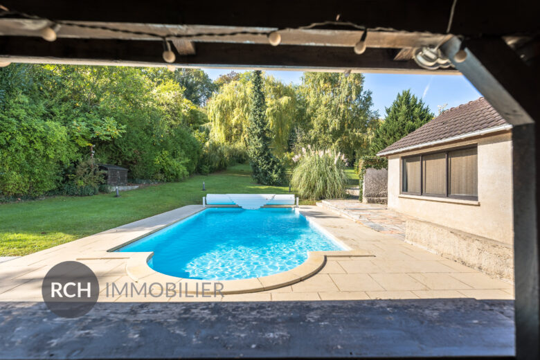 Photos du bien : Beynes – Maison aux beaux volumes avec piscine et dépendances