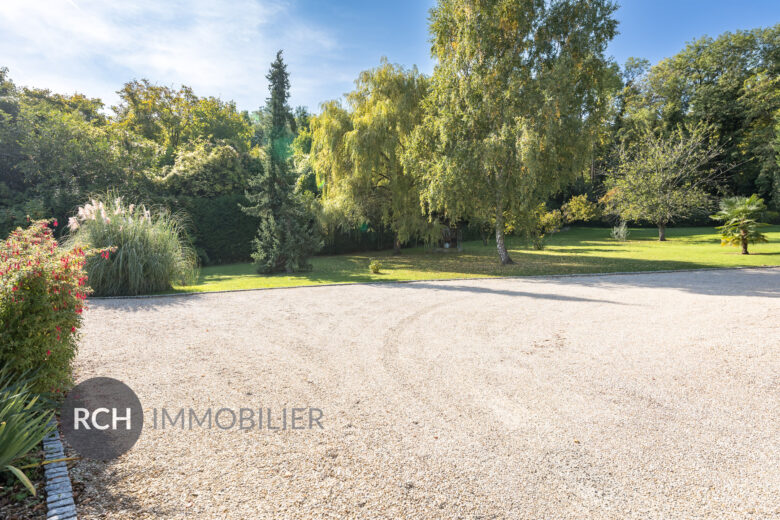 Photos du bien : Beynes – Maison aux beaux volumes avec piscine et dépendances