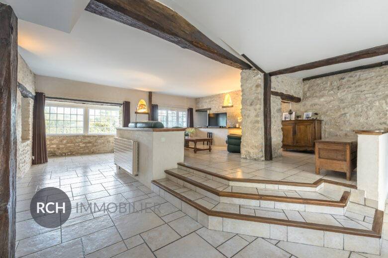 Photos du bien : Beynes – Maison aux beaux volumes avec piscine et dépendances