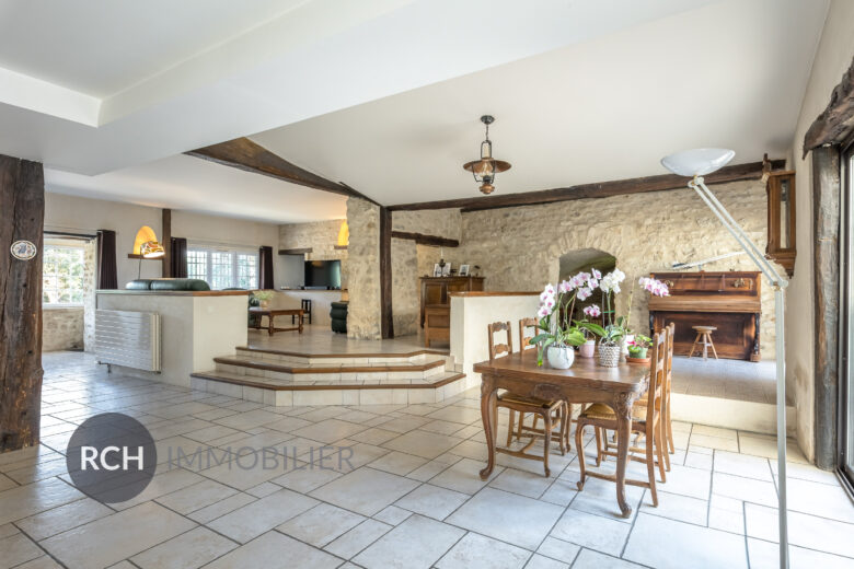 Photos du bien : Beynes – Maison aux beaux volumes avec piscine et dépendances