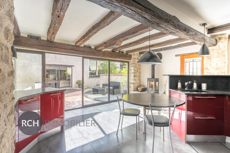 Photos du bien : Beynes – Maison aux beaux volumes avec piscine et dépendances