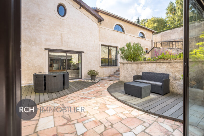 Photos du bien : Beynes – Maison aux beaux volumes avec piscine et dépendances