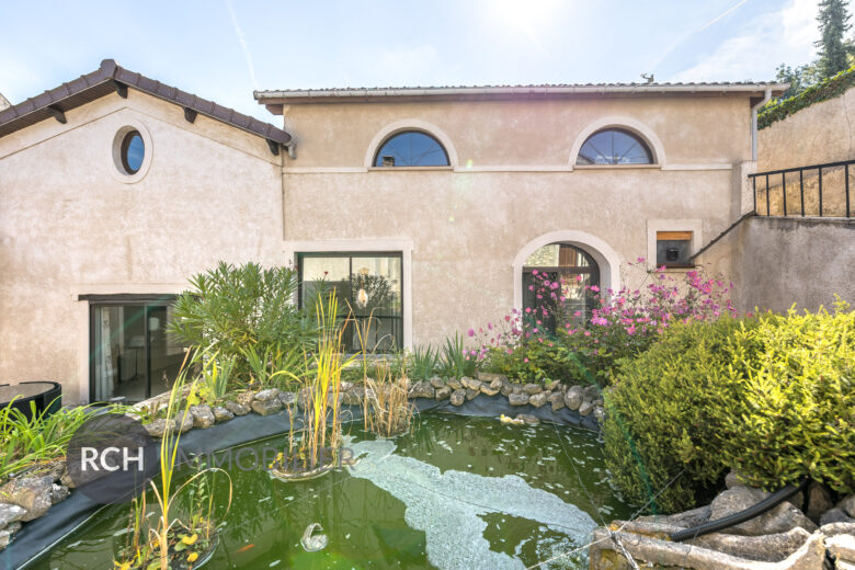 Photos du bien : Beynes – Maison aux beaux volumes avec piscine et dépendances