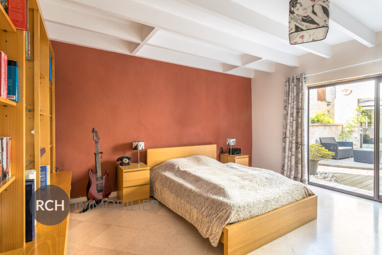 Photos du bien : Beynes – Maison aux beaux volumes avec piscine et dépendances