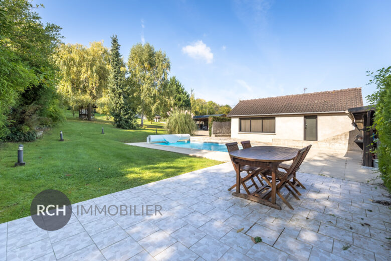 Photos du bien : Beynes – Maison aux beaux volumes avec piscine et dépendances