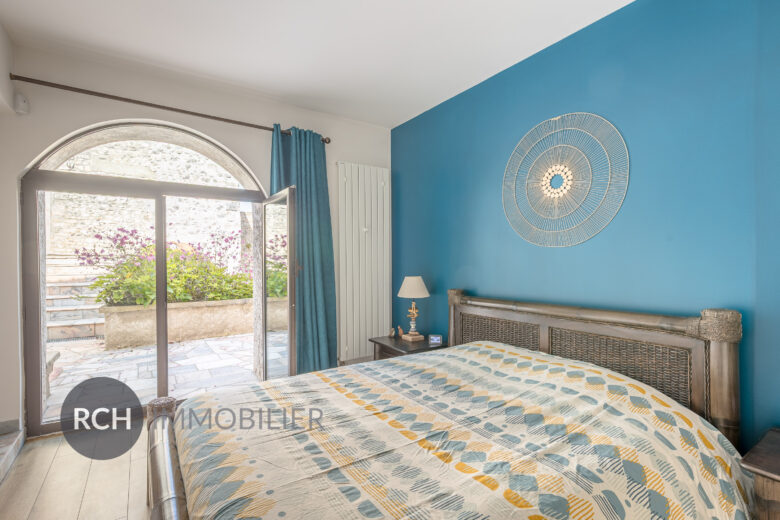 Photos du bien : Beynes – Maison aux beaux volumes avec piscine et dépendances