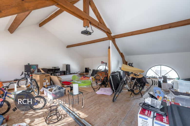 Photos du bien : Beynes – Maison aux beaux volumes avec piscine et dépendances