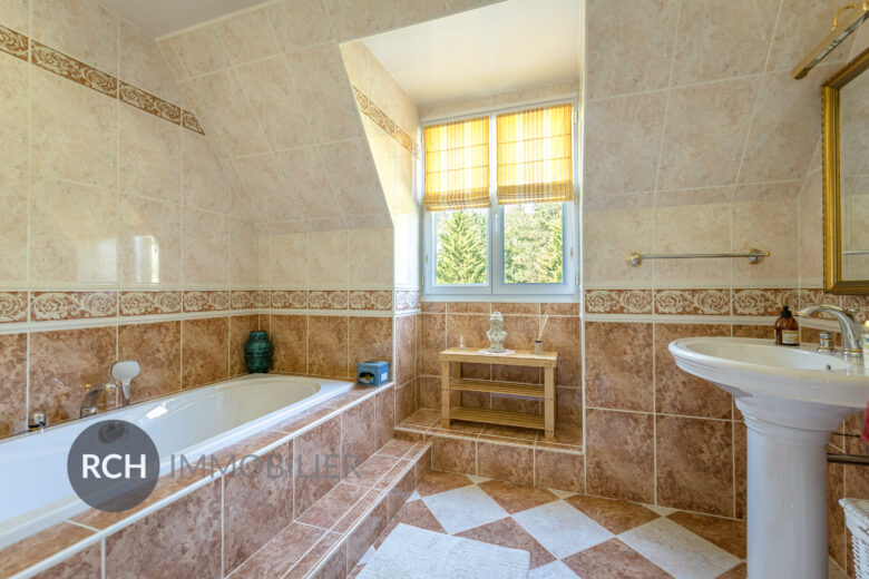 Photos du bien : Bazainville – Maison familiale avec piscine sur beau terrain arboré