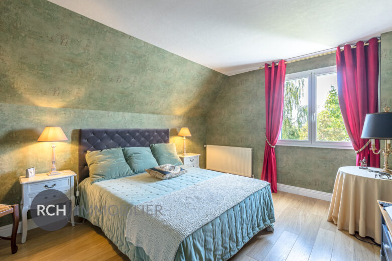 Photos du bien : Bazainville – Maison familiale avec piscine sur beau terrain arboré