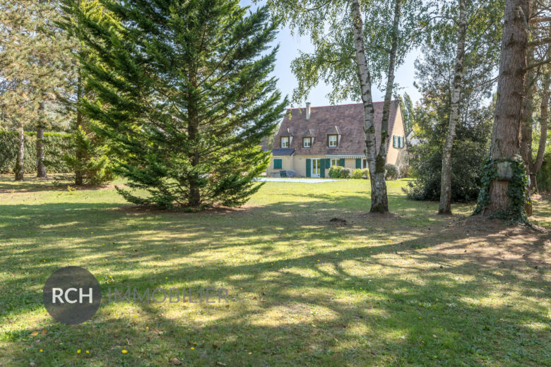 Photos du bien : Bazainville – Maison familiale avec piscine sur beau terrain arboré