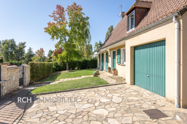 Photos du bien : Bazainville – Maison familiale avec piscine sur beau terrain arboré