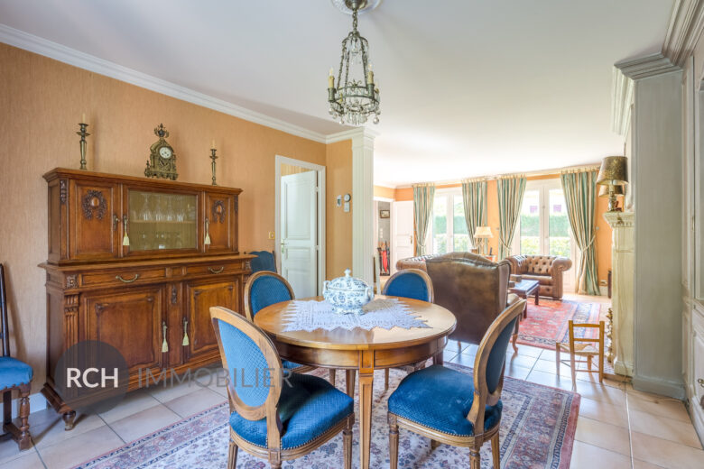 Photos du bien : Bazainville – Maison familiale avec piscine sur beau terrain arboré