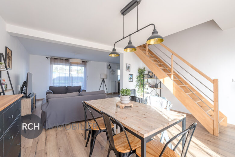 Photos du bien : Exclusivité – Condé-sur-Vesgre – Maison familiale avec joli jardin entièrement clos