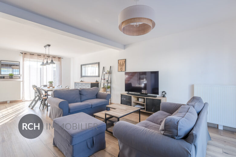 Photos du bien : Exclusivité – Condé-sur-Vesgre – Maison familiale avec joli jardin entièrement clos