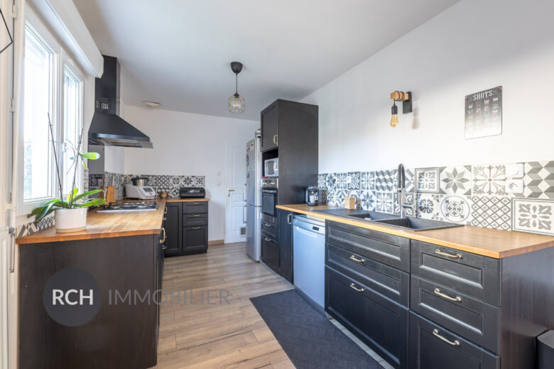 Photos du bien : Exclusivité – Condé-sur-Vesgre – Maison familiale avec joli jardin entièrement clos