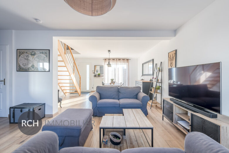 Photos du bien : Exclusivité – Condé-sur-Vesgre – Maison familiale avec joli jardin entièrement clos