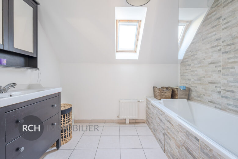 Photos du bien : Exclusivité – Condé-sur-Vesgre – Maison familiale avec joli jardin entièrement clos