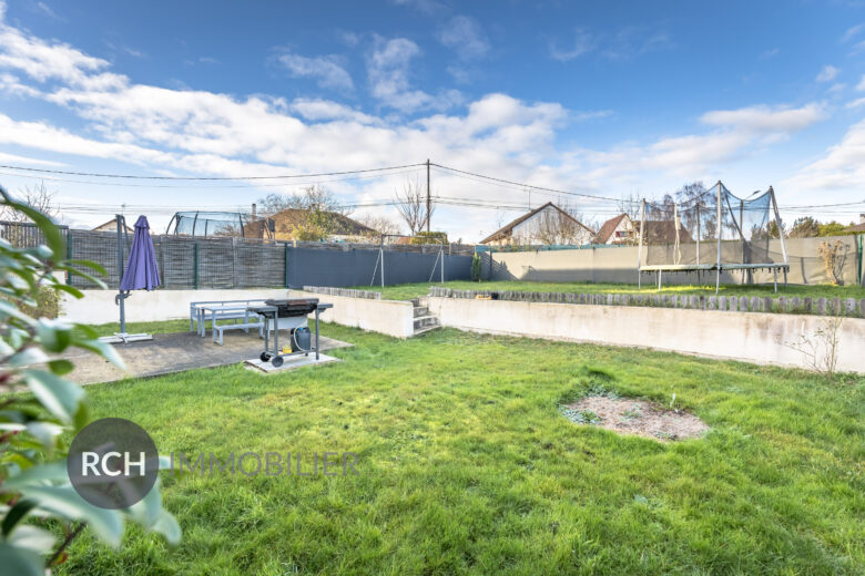 Photos du bien : Exclusivité – Condé-sur-Vesgre – Maison familiale avec joli jardin entièrement clos