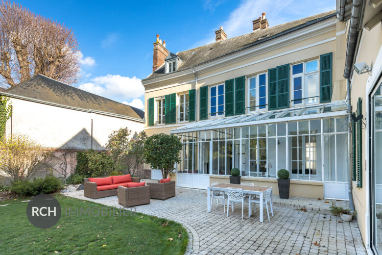 Photos du bien : Au coeur du centre historique de Dreux – Grande maison de Maître rénovée avec joli jardin arboré