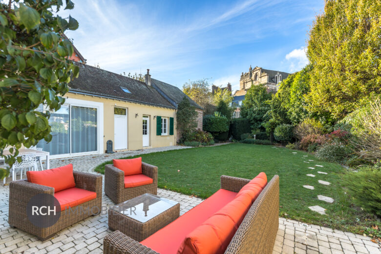 Photos du bien : Au coeur du centre historique de Dreux – Grande maison de Maître rénovée avec joli jardin arboré