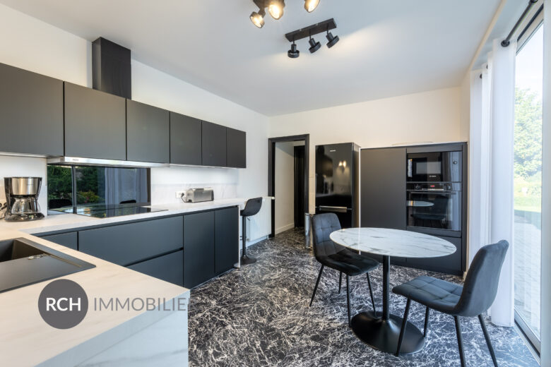 Photos du bien : Au coeur du centre historique de Dreux – Grande maison de Maître rénovée avec joli jardin arboré