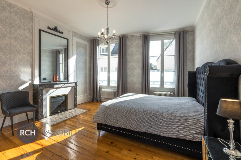 Photos du bien : Au coeur du centre historique de Dreux – Grande maison de Maître rénovée avec joli jardin arboré