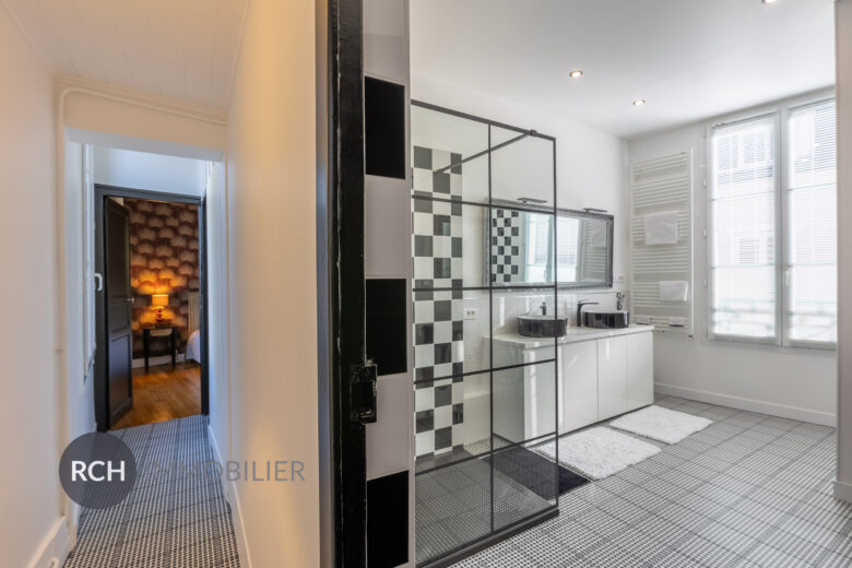 Photos du bien : Au coeur du centre historique de Dreux – Grande maison de Maître rénovée avec joli jardin arboré