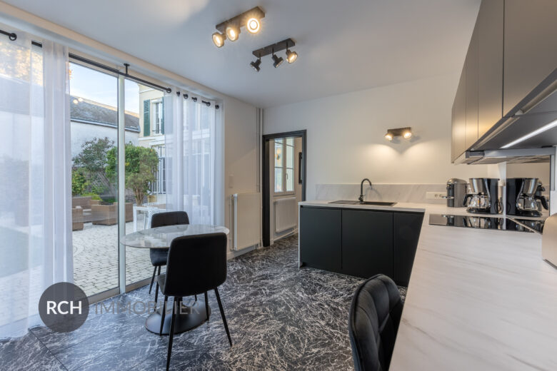 Photos du bien : Au coeur du centre historique de Dreux – Grande maison de Maître rénovée avec joli jardin arboré