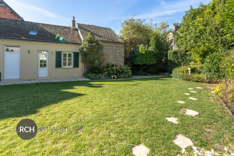 Photos du bien : Au coeur du centre historique de Dreux – Grande maison de Maître rénovée avec joli jardin arboré