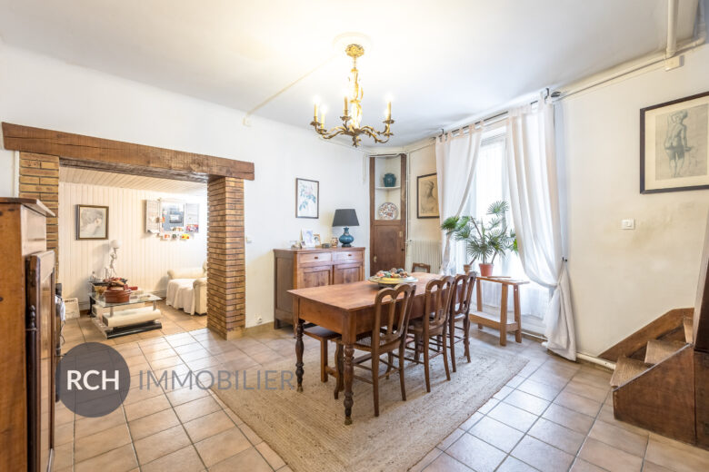 Photos du bien : Vieux Plaisir – Maison de ville avec jardin privatif clos de murs