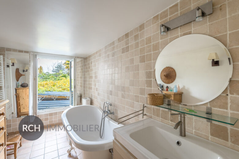 Photos du bien : Vieux Plaisir – Maison de ville avec jardin privatif clos de murs