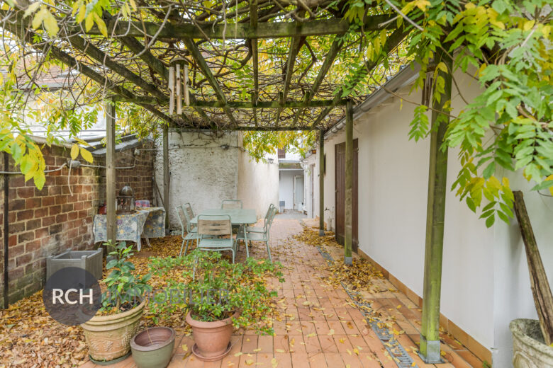 Photos du bien : Vieux Plaisir – Maison de ville avec jardin privatif clos de murs