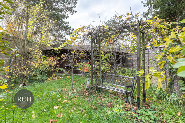 Photos du bien : Vieux Plaisir – Maison de ville avec jardin privatif clos de murs