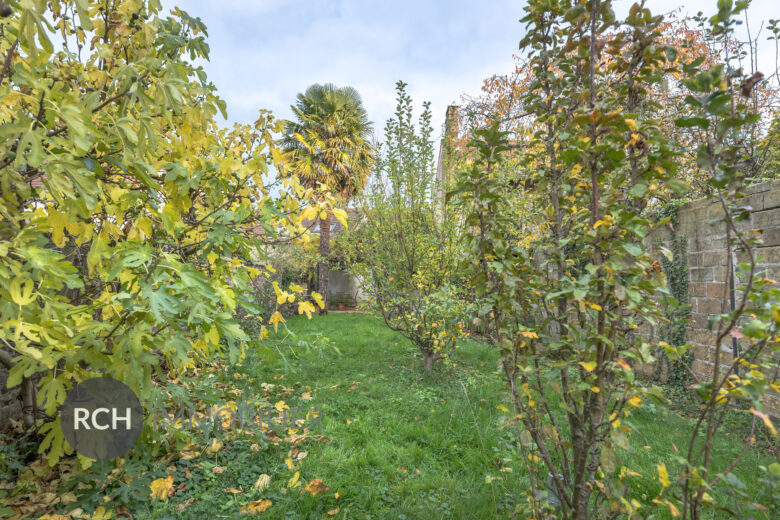 Photos du bien : Vieux Plaisir – Maison de ville avec jardin privatif clos de murs