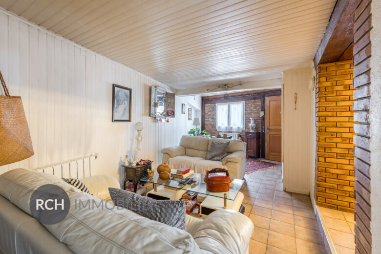 Photos du bien : Vieux Plaisir – Maison de ville avec jardin privatif clos de murs