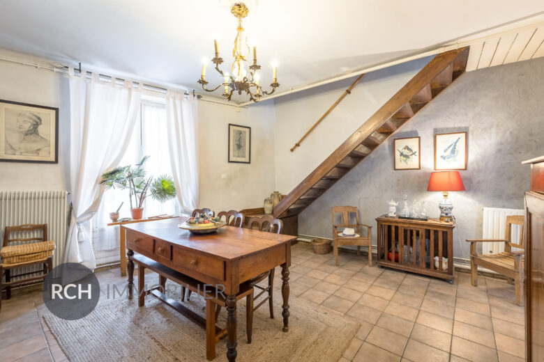 Photos du bien : Vieux Plaisir – Maison de ville avec jardin privatif clos de murs