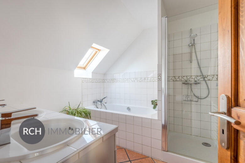 Photos du bien : A Thoiry – Belle maison familiale en coeur de village avec commodités à pied