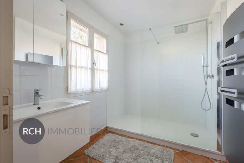 Photos du bien : A Thoiry – Belle maison familiale en coeur de village avec commodités à pied