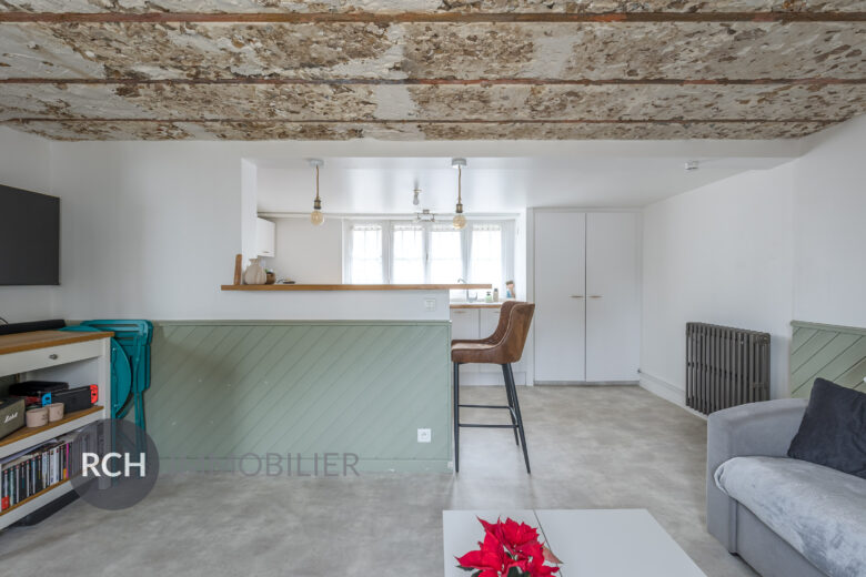 Photos du bien : Exclusivité – Méré – Appartement rénové de deux pièces situé au rez-de-chaussée