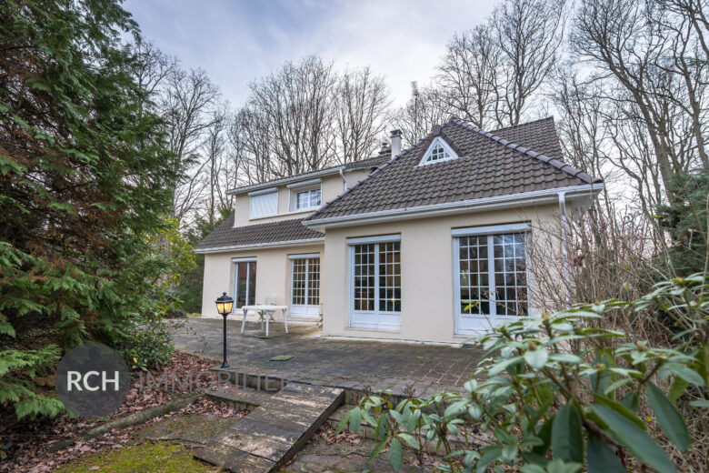Photos du bien : Exclusivité – Le Mesnil Saint Denis – Maison familiale sur beau terrain arboré