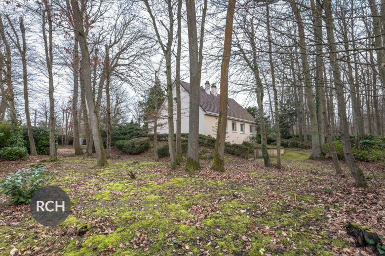 Photos du bien : Exclusivité – Le Mesnil Saint Denis – Maison familiale sur beau terrain arboré