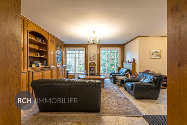 Photos du bien : Exclusivité – Le Mesnil Saint Denis – Maison familiale sur beau terrain arboré